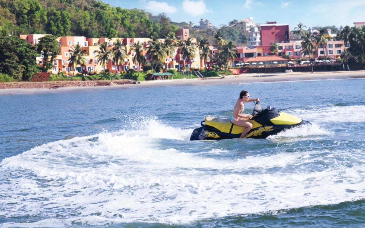 Taj Cidade De Goa Horizon, Goa 帕纳吉 外观 照片 Jet skiing in Goa